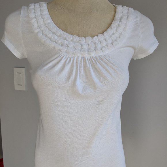 Ann Taylor LOFT white top with rosette detail - Picture 2 of 13